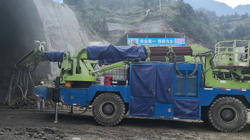 LGMP350D拱錨噴臺(tái)車(chē)助力雷榕高速白竹山隧道建設(shè)