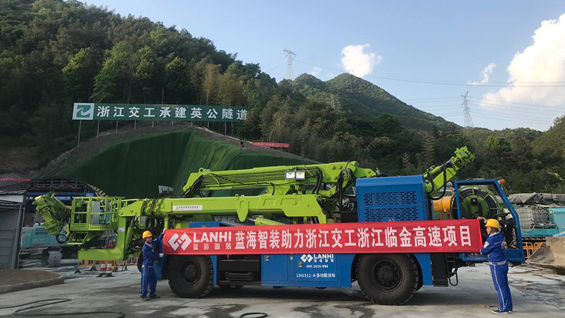 多功能拱架臺(tái)車(chē)助力浙江臨金高速項(xiàng)目